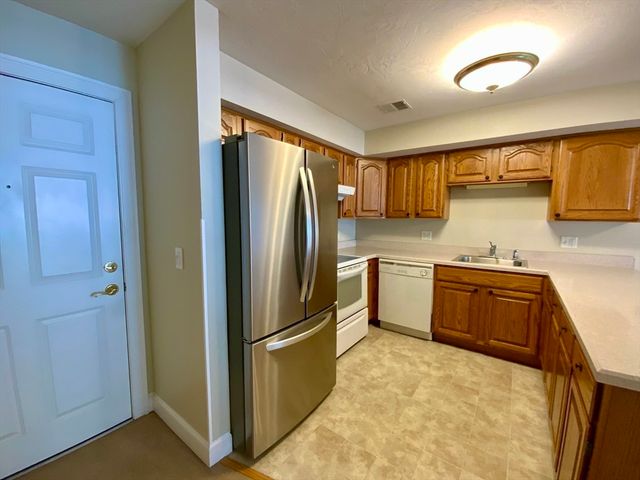 23 Greenleaves Drive 105, Amherst, MA 01002