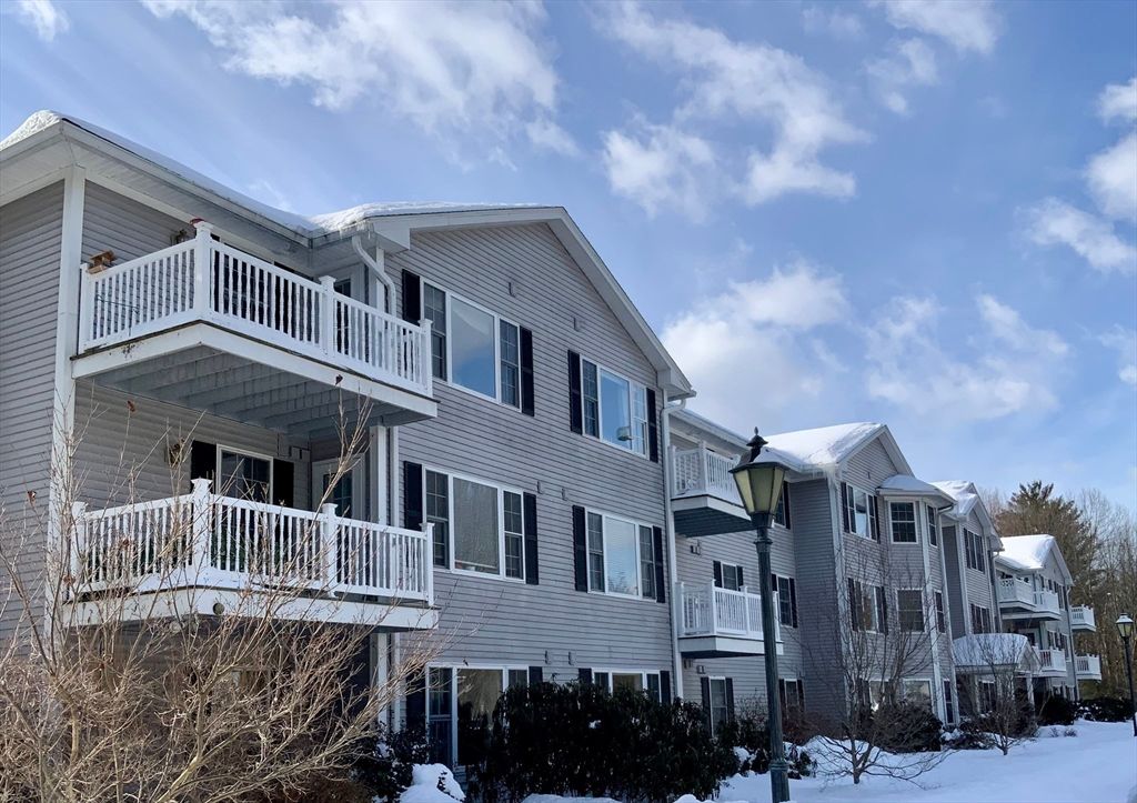 23 Greenleaves Drive 105, Amherst, MA 01002