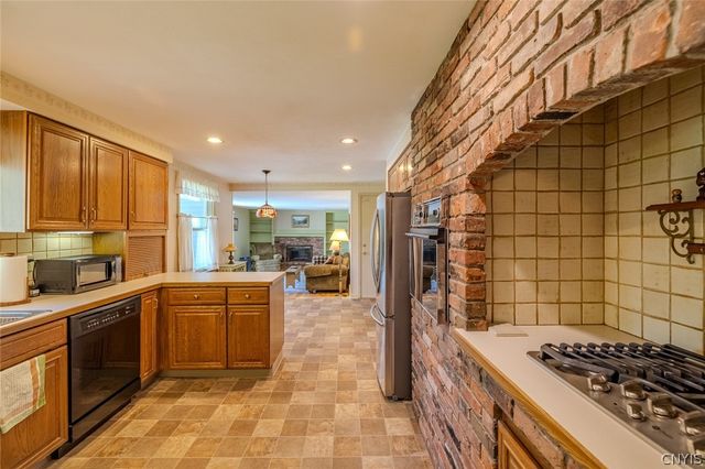 7618 Sandy Lane, Clay, NY 13212