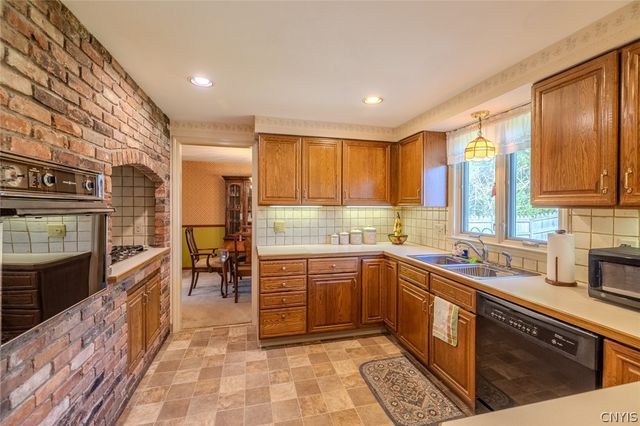 7618 Sandy Lane, Clay, NY 13212