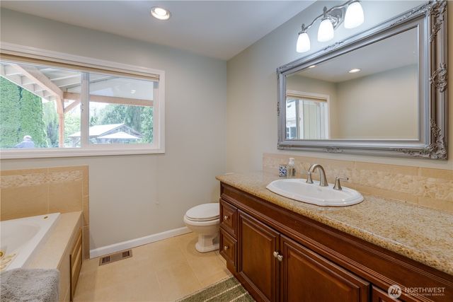 1918 S Lake Stickney Dr, Lynnwood, WA 98087