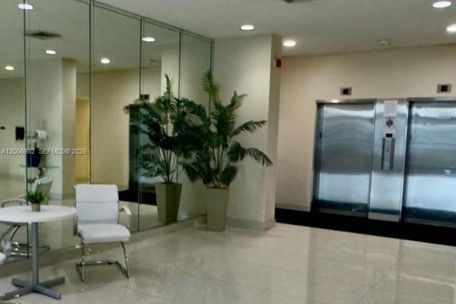 427 Golden Isles Dr 7J, Hallandale Beach, FL 33009