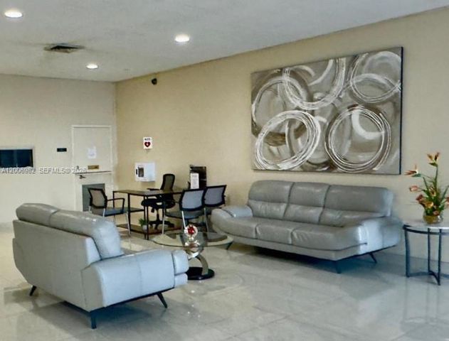 427 Golden Isles Dr 7J, Hallandale Beach, FL 33009