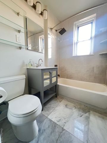 63-109 Saunders St C14, Rego Park, NY 11374