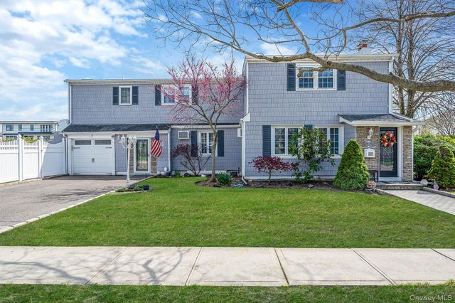 2 Sutton Place, Massapequa, NY 11758