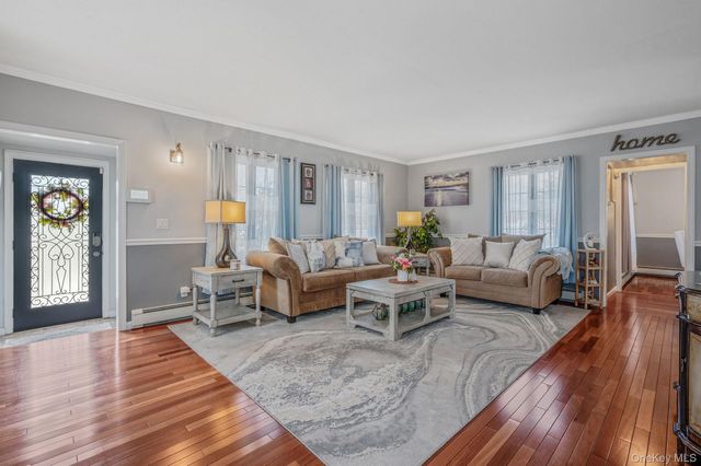 2 Sutton Place, Massapequa, NY 11758