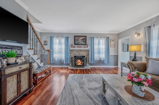 2 Sutton Place, Massapequa, NY 11758