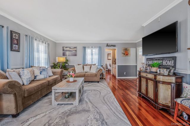2 Sutton Place, Massapequa, NY 11758