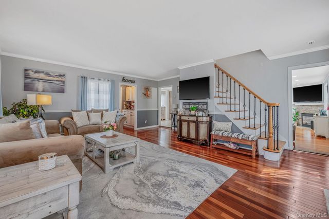 2 Sutton Place, Massapequa, NY 11758
