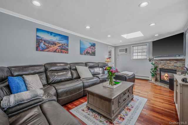 2 Sutton Place, Massapequa, NY 11758
