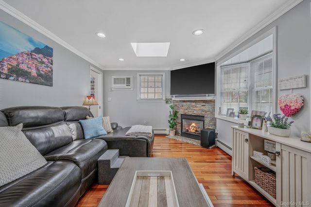 2 Sutton Place, Massapequa, NY 11758
