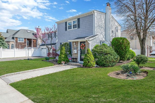 2 Sutton Place, Massapequa, NY 11758