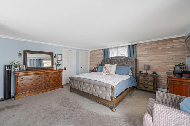 2 Sutton Place, Massapequa, NY 11758
