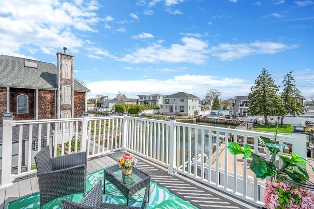 2 Sutton Place, Massapequa, NY 11758