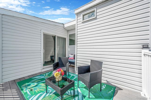 2 Sutton Place, Massapequa, NY 11758