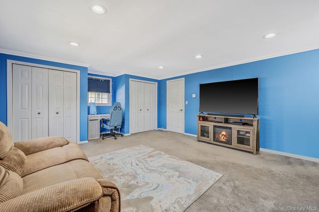 2 Sutton Place, Massapequa, NY 11758