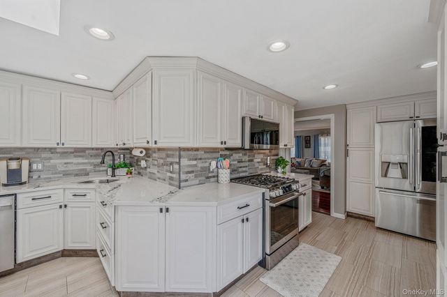 2 Sutton Place, Massapequa, NY 11758