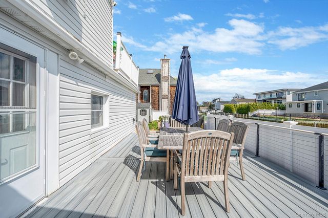 2 Sutton Place, Massapequa, NY 11758
