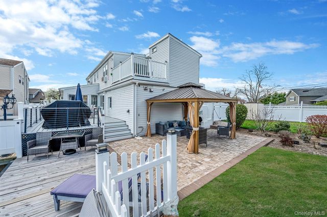 2 Sutton Place, Massapequa, NY 11758