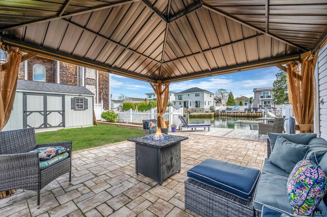 2 Sutton Place, Massapequa, NY 11758
