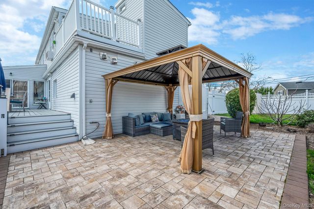 2 Sutton Place, Massapequa, NY 11758