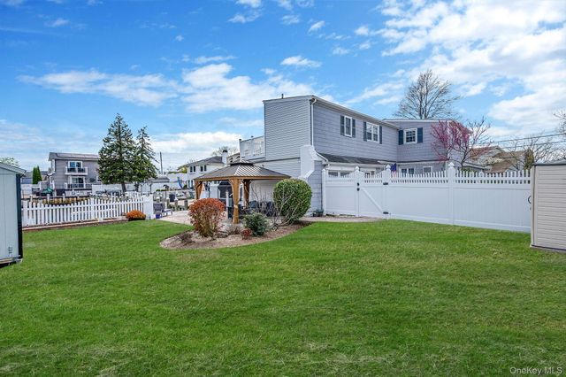 2 Sutton Place, Massapequa, NY 11758
