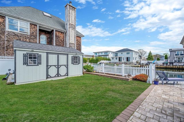 2 Sutton Place, Massapequa, NY 11758