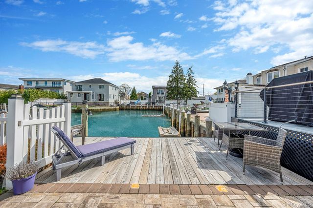 2 Sutton Place, Massapequa, NY 11758