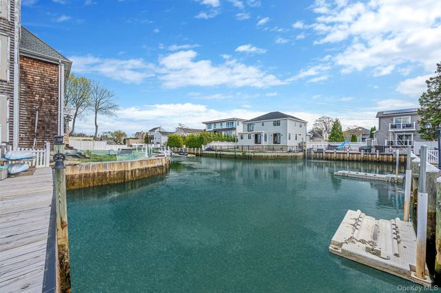 2 Sutton Place, Massapequa, NY 11758