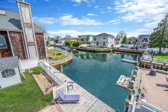 2 Sutton Place, Massapequa, NY 11758