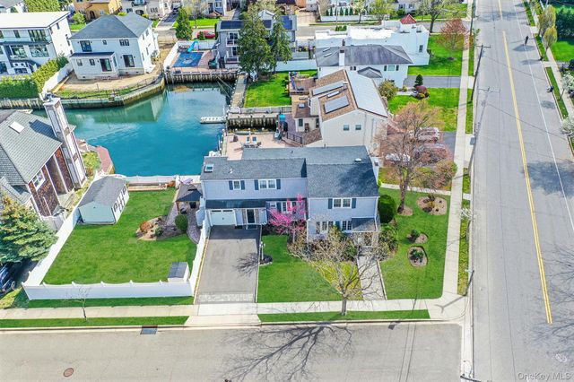 2 Sutton Place, Massapequa, NY 11758