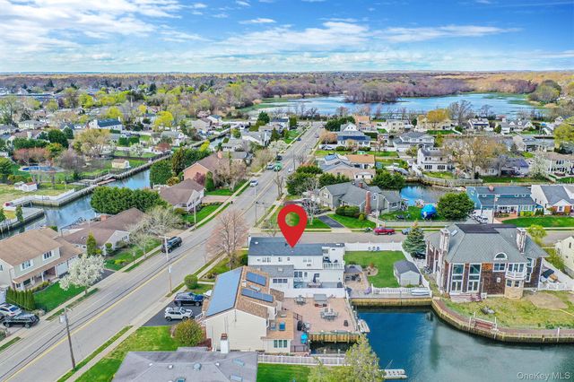 2 Sutton Place, Massapequa, NY 11758