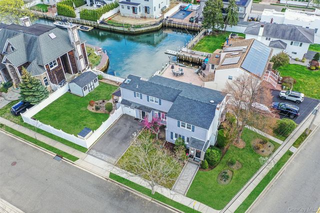 2 Sutton Place, Massapequa, NY 11758