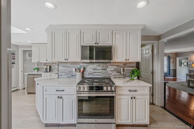 2 Sutton Place, Massapequa, NY 11758