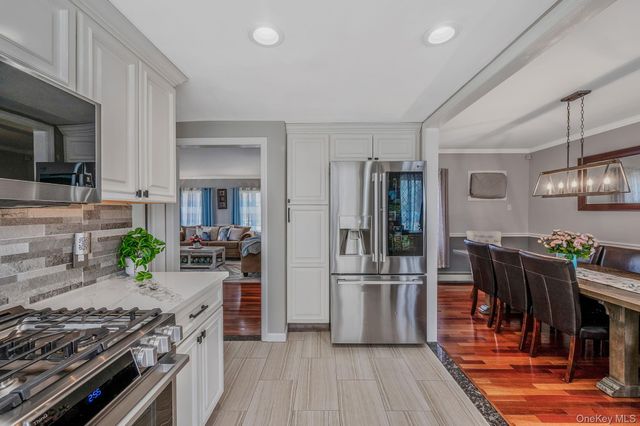 2 Sutton Place, Massapequa, NY 11758