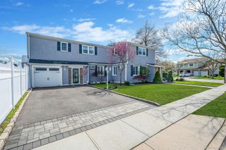 2 Sutton Place, Massapequa, NY 11758