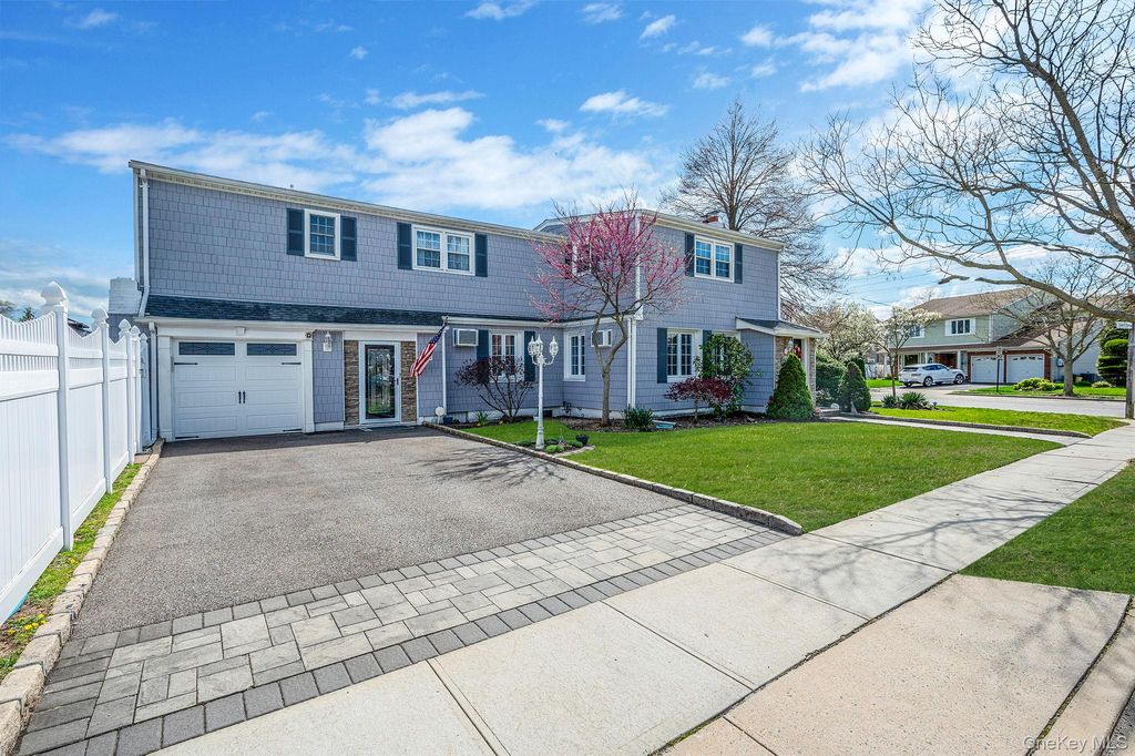 2 Sutton Place, Massapequa, NY 11758