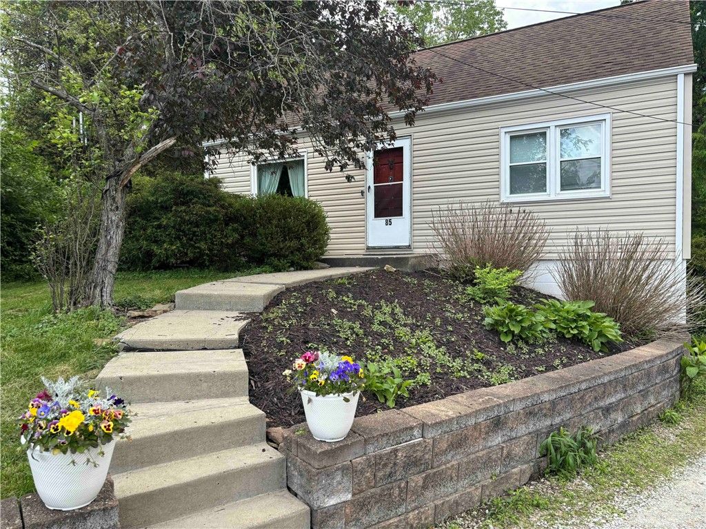 85 Adams Dr, Upper St Clair, PA 15241