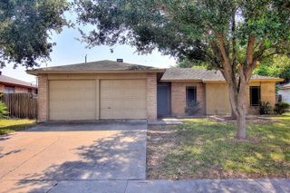 2734 Blue Grass Dr, Corpus Christi, TX 78410