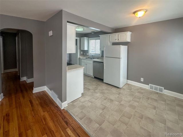 595 E Tennyson Avenue, Pontiac, MI 48340