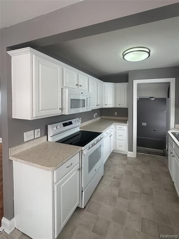 595 E Tennyson Avenue, Pontiac, MI 48340