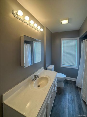 595 E Tennyson Avenue, Pontiac, MI 48340