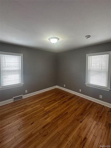 595 E Tennyson Avenue, Pontiac, MI 48340