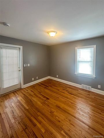 595 E Tennyson Avenue, Pontiac, MI 48340