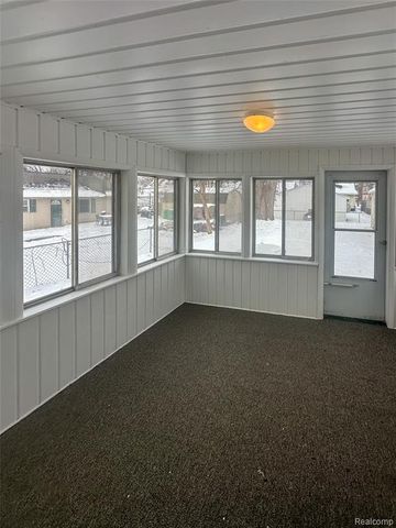 595 E Tennyson Avenue, Pontiac, MI 48340