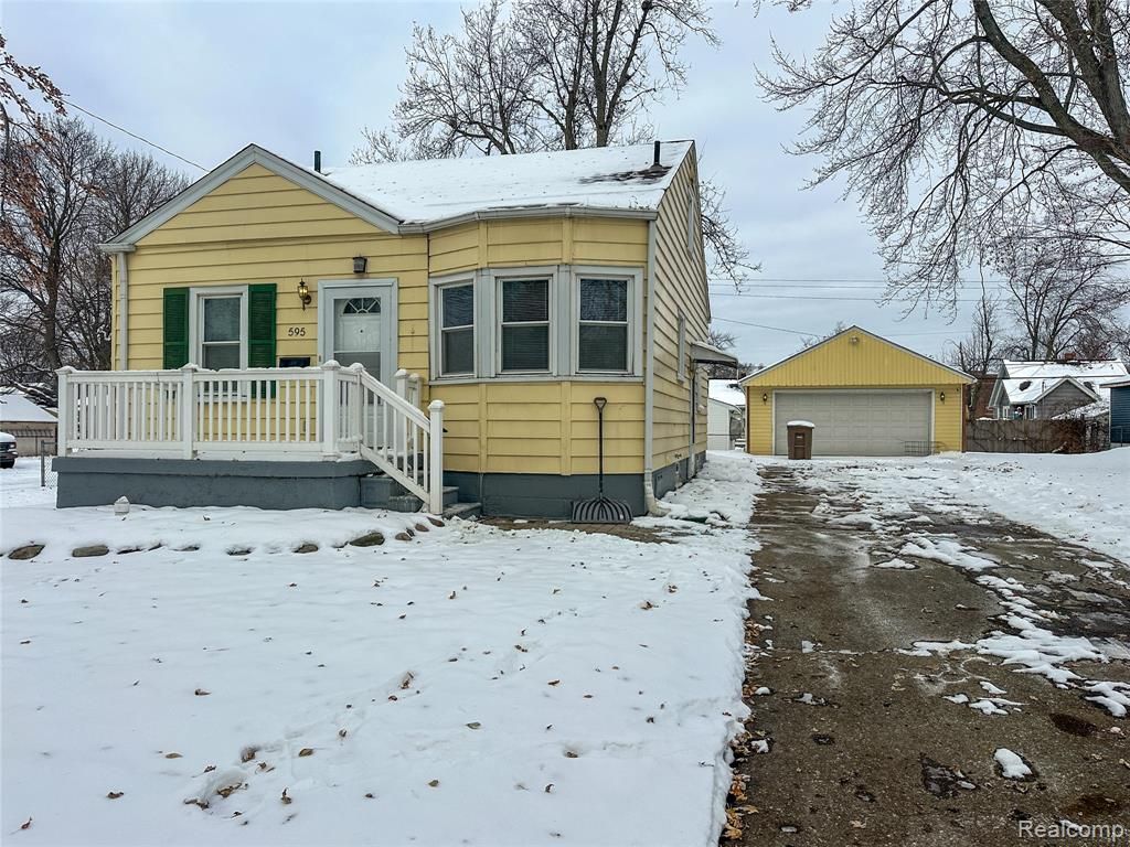 595 E Tennyson Avenue, Pontiac, MI 48340