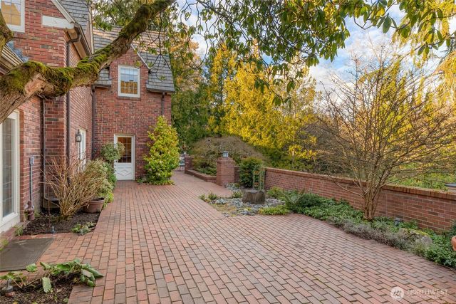 300 Maiden Lane E, Seattle, WA 98112