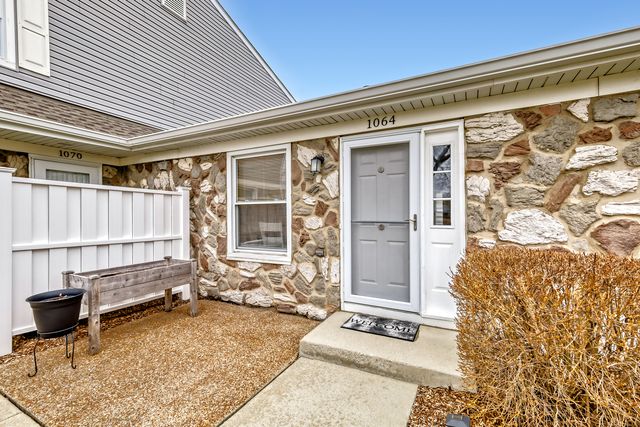 1064 Hampton Harbor 1064, Schaumburg, IL 60193