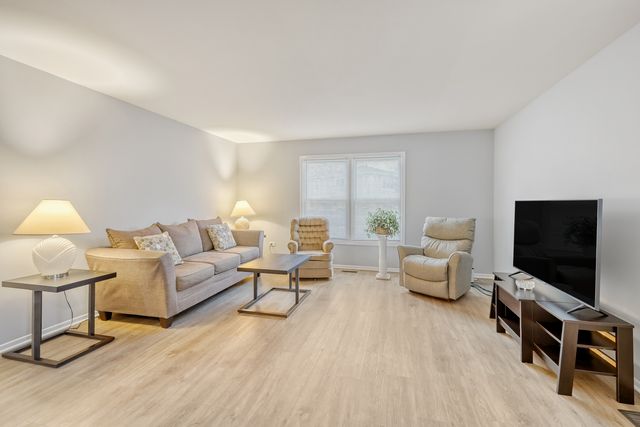 1064 Hampton Harbor 1064, Schaumburg, IL 60193