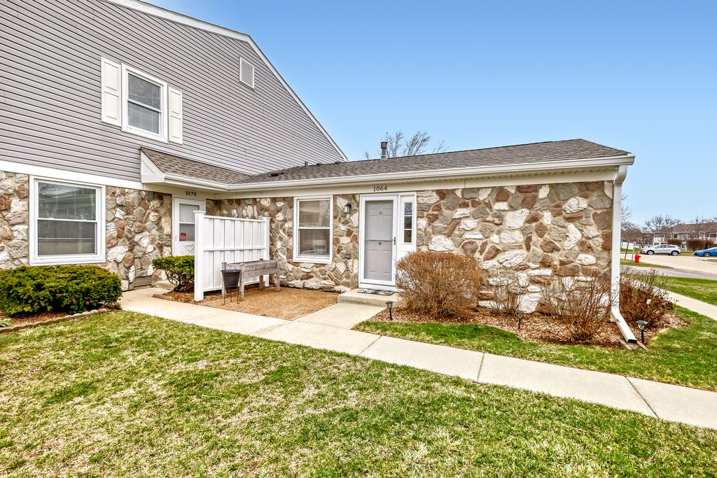 1064 Hampton Harbor 1064, Schaumburg, IL 60193